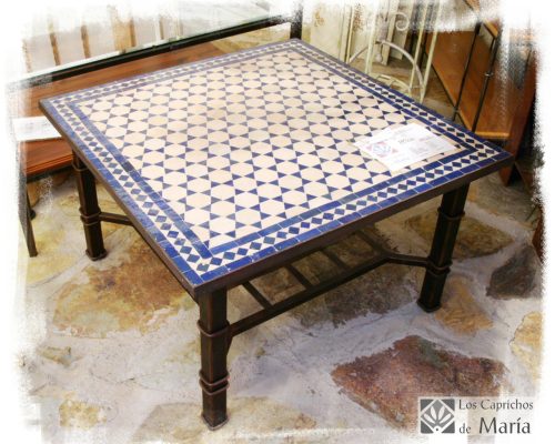 Mesa de Forja, con gresite azul. LOSCAPRICHOSDEMARIA.COM