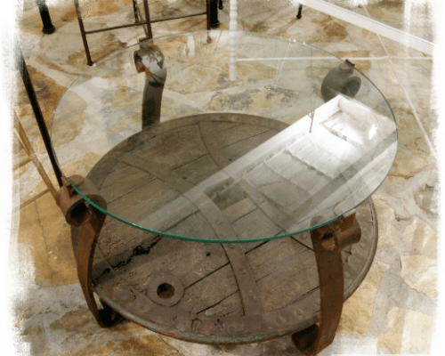 Mesa De Centro De Forja Carro, realizada con patas de hierro en todo oxido y rueda antigua de carro de madera, cristal de 0'80 cm de diámetro. LOSCAPRICHOSDEMARIA.COM