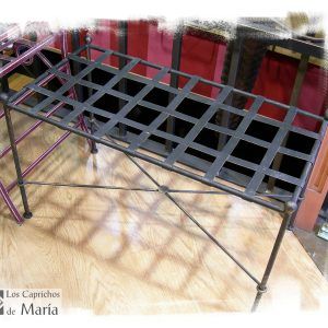 Mesa auxiliar de Forja, tipo banco en color negro. LOSCAPRICHOSDEMARIA.COM
