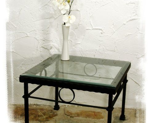 Mesa Auxiliar de Forja con criistal pintada en color negro. LODCAPRICHOSDEMARIA.COM