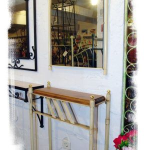 Pequeña entrada pintada en beige y envejecida con aceite de juedea y sobre de madera