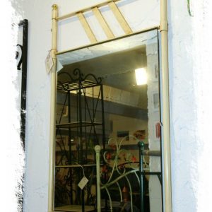 Espejo de Forja pintado en color beige y patinado con betún de Jueda, LOSCAPRIHOSDEMARIA.COM