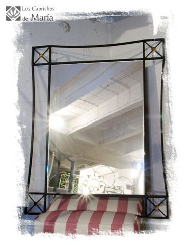 Espejo de Forja pintado en color negros con cruces en las cuatro esquinas. LOSCAPRICHOSDEMARIA.COM