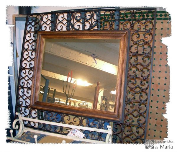 Espejo De Forja y Madera, pintado en color marrón y patinado en tonos rojizos con el cerco de madera y decoración de Forja según el modelo 3S. LOSCAPRICHISDEMARIA.COM