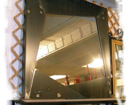 Espejo realizado con planchas de Acero con formas triangulares. LOSCAPRICHOSDEMARIA.COM