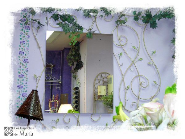 Espejo de forja con gran decoración de ramas y hojas y espejo de buen tamaño, pintado en crudo. LOSCAPRICHOSDEMARIA.COM