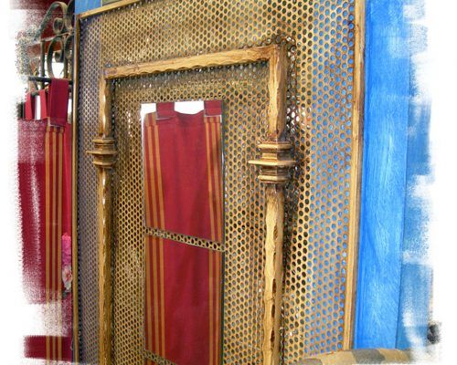 Espejo de forja pintado en color beige y patinado con betún de Judea