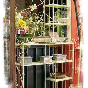 Estatería multifunciional en color beige patinado en color verde y dorado. LOSCAPRICHOSDEMARIA.COM