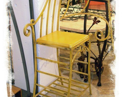 Pintada en color amarillo con una balda baja de rejilla y balda de madera en amarillo.