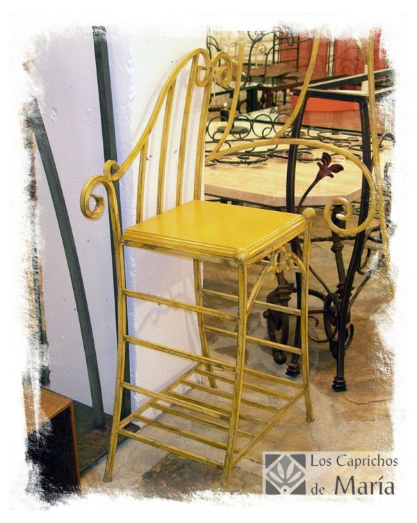 Pintada en color amarillo con una balda baja de rejilla y balda de madera en amarillo.