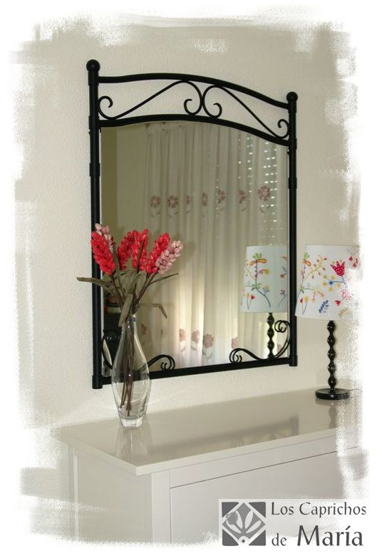Espejo de Forja pintado en color negro, es sencillo, bonito y perfecto par encima de una cómoda. LOSCAPRICHOSDEMARIA.COM