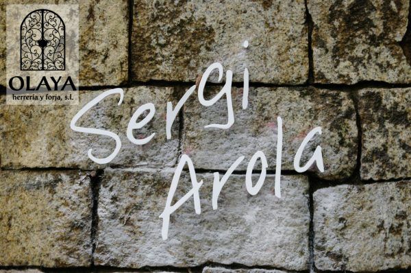 Rótulo lacado pintado famoso cocinero colocado sobre muro de piedra. Carteles y Letreros Olaya Forja.