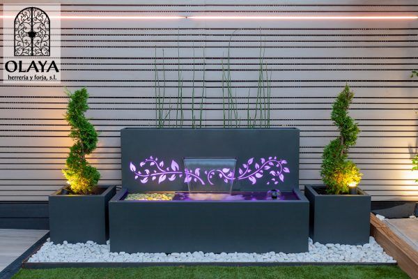 Conjunto de fuente retroiluminada y jardineras galvanizadas y lacadas en color gris