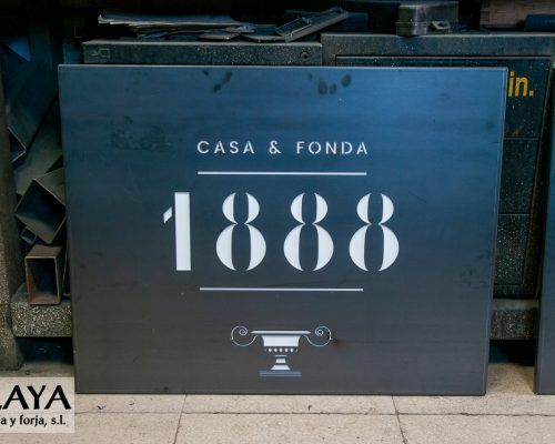 Cartel Acero Corten Casa & Fonda 1888 - fabricación 01 OLAYAHERRERIAYFORJA.COM