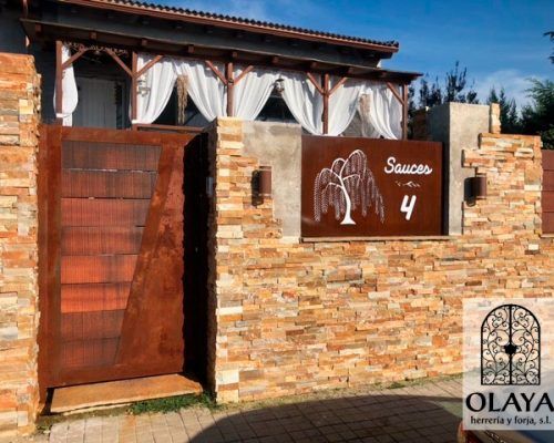 Rótulo en acero corten, moderno, minimalista, elegante, tradicional… Como ramas, hojas, un árbol de sauce... www.olayaherreriayforja.com