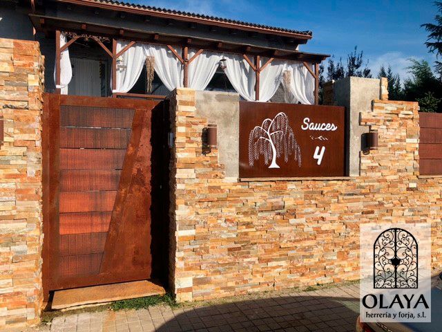 Rótulo en acero corten, moderno, minimalista, elegante, tradicional… Como ramas, hojas, un árbol de sauce... www.olayaherreriayforja.com