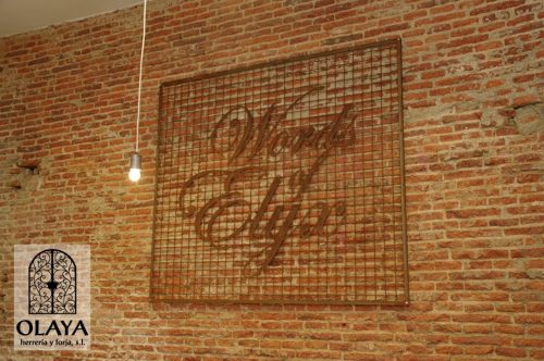 Rotulo en acero corten LOSCAPRICHOSDEMARI.COM
