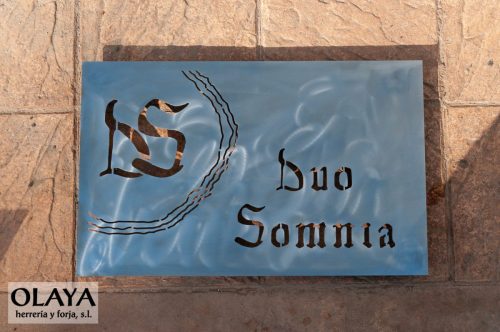 Rotulo en acero corten LOSCAPRICHOSDEMARI.COM