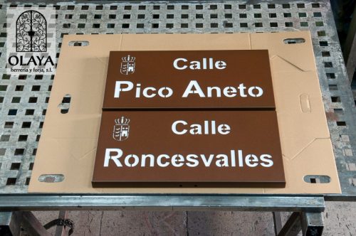 Rotulo en acero corten LOSCAPRICHOSDEMARI.COM