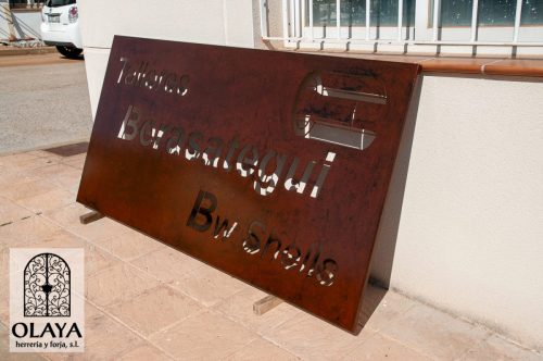 Rotulo en acero corten LOSCAPRICHOSDEMARI.COM